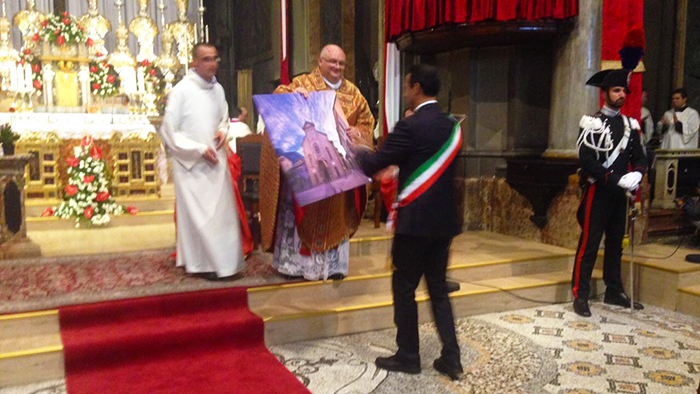 Ad un anno dalle elezioni il parroco dona a Pizzi una fascia benedetta