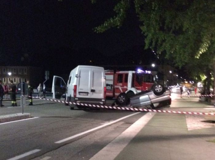 Incidente sul lungofiume: auto ribaltata
