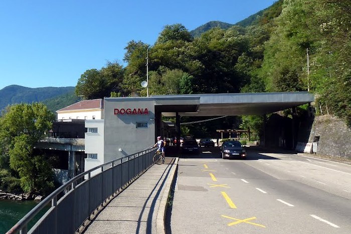 Il latitante arrestato in dogana è un romeno accusato di sfruttamento della prostituzione