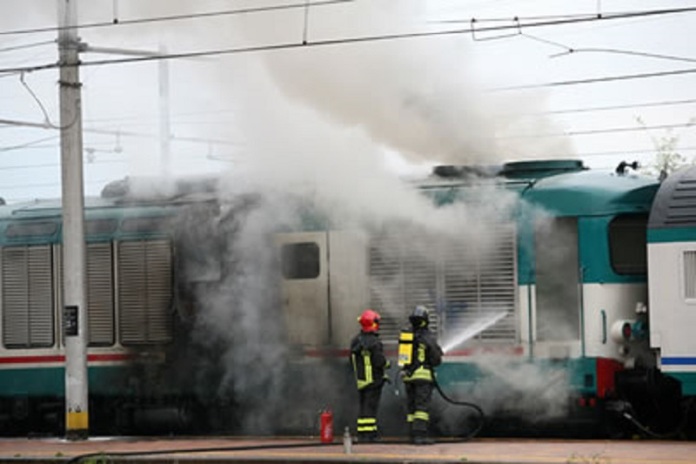 Vandali danno fuoco ai sedili del treno: convoglio fermato e passeggeri evacuati