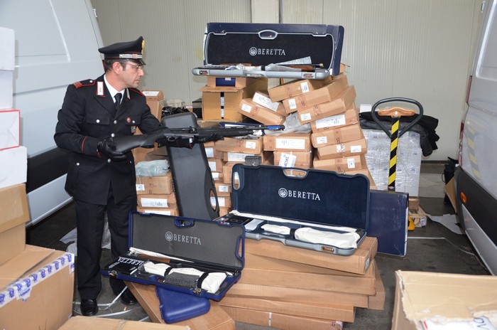 Banda di predatori di depositi e magazzini: 12 arresti, 2,5 milioni di refurtiva (foto)