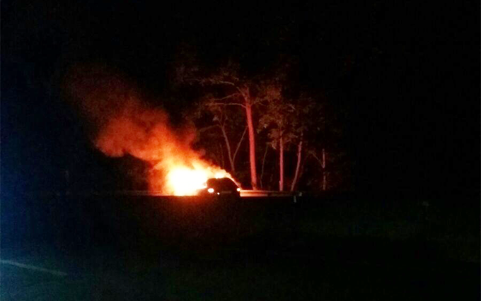 Auto in fiamme nella notte in superstrada - video