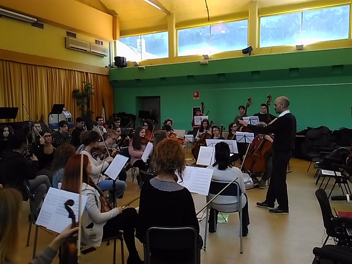 Al Forum prove d’orchestra aperte al pubblico e concerto finale con gli studenti dei licei musicali Gobetti  di Omegna e Cavour di Torino. Foto e Video