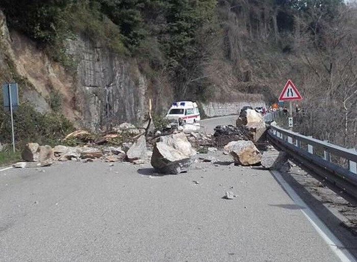 La vittima della frana è un 68enne di Bellinzona. Lievemente feriti due verbanesi