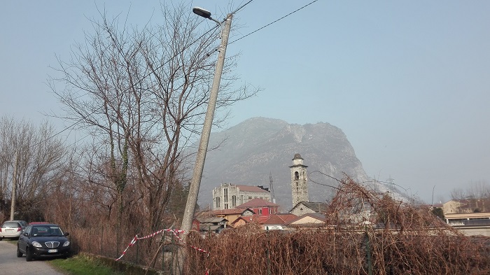 Palo della luce in cemento armato inclinato. Rischio in via Stazione a Gravellona Toce