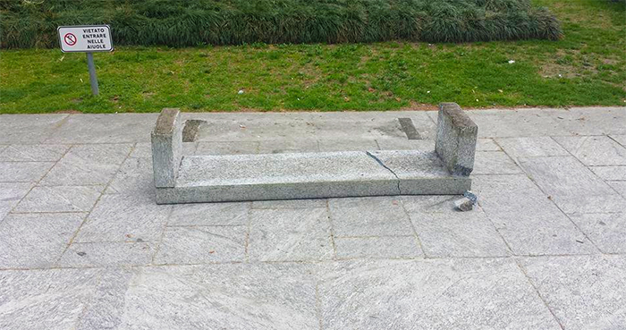Ancora vandali nella movida domese: divelta e rotta anche la panchina di piazza Rovereto