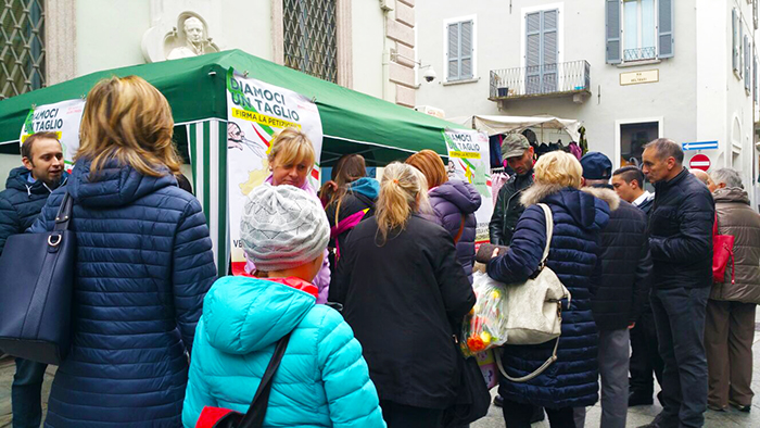 Continua la raccolta firme per il passaggio del Vco alla Lombardia, sabato altre 500 adesioni 