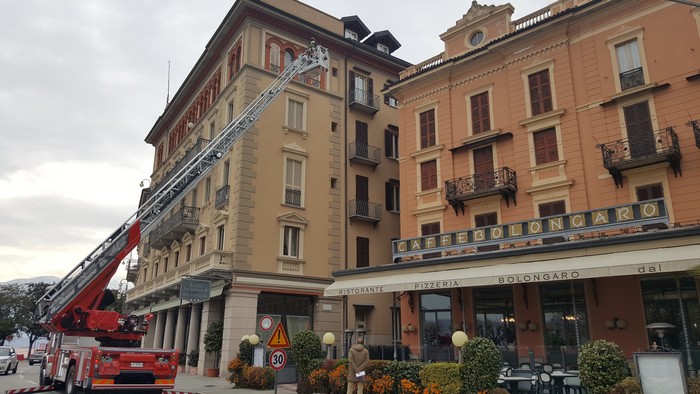 Tegole pericolanti in albergo, intervengono i vigili del fuoco (foto)