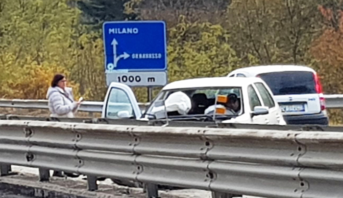 Incidente in superstrada, auto in testacoda. Foto