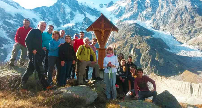 Posa dei lumini al ghiacciaio del Belvedere per ricordare tutti i caduti della montagna