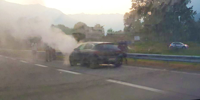 Auto in panne in superstrada, il guidatore interviene con l'estintore