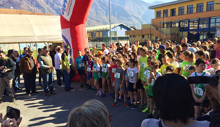  Bimbi di corsa per la 45ª Marcia degli scarponcini. Video