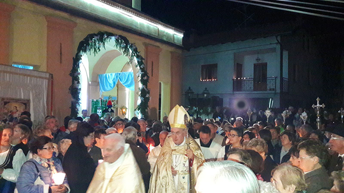 Pian di Fornero: lungo le vie di lumini la processione per la Madonna del Rosario. Foto
