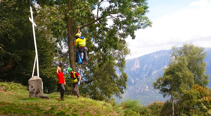 Parapendisti caduti, feriti col canyoning, selvicoltori infortunati. Esercitazione italosvizzera del soccorso alpino