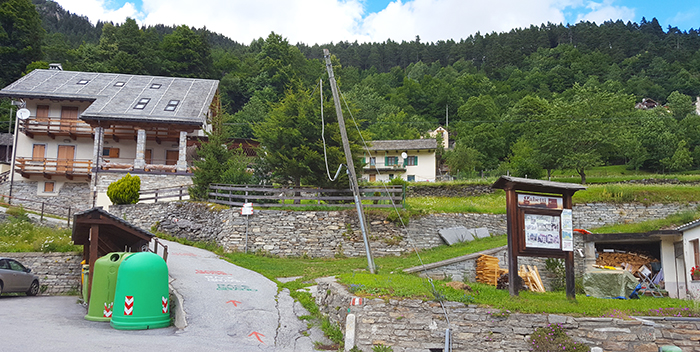 Trasquera: palo del telefono a rischio crollo: “Sei mesi che aspettiamo che lo cambino”