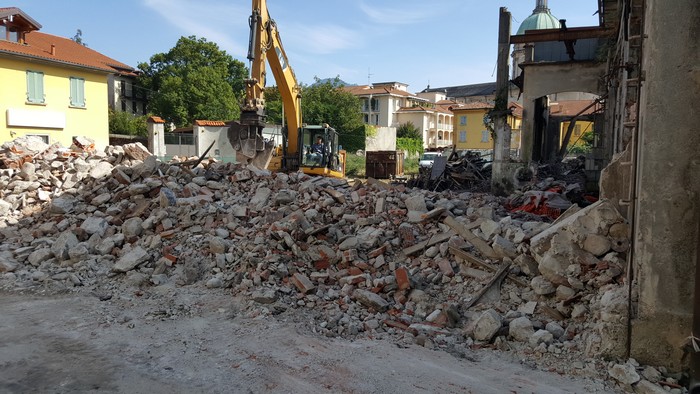 Va giù l’ex fabbrica Restellini (foto)