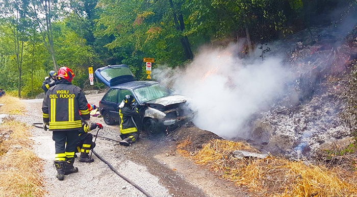 Brucia un'auto al Calvario, i vigili del fuoco domano le fiamme