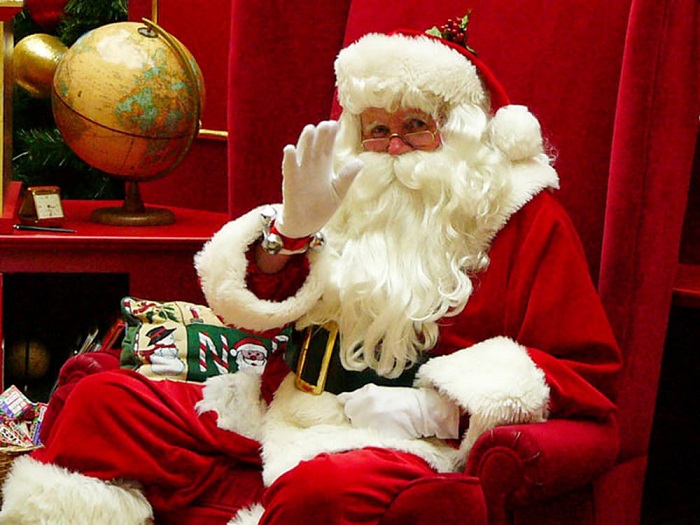 Il Natale di Intra con la casa allestita sul battello