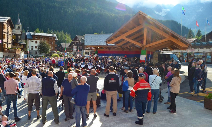  Piazza gremita a Macugnaga per l'esibizione della Fanfara dei Carabinieri "Lombardia". Fotogallery
