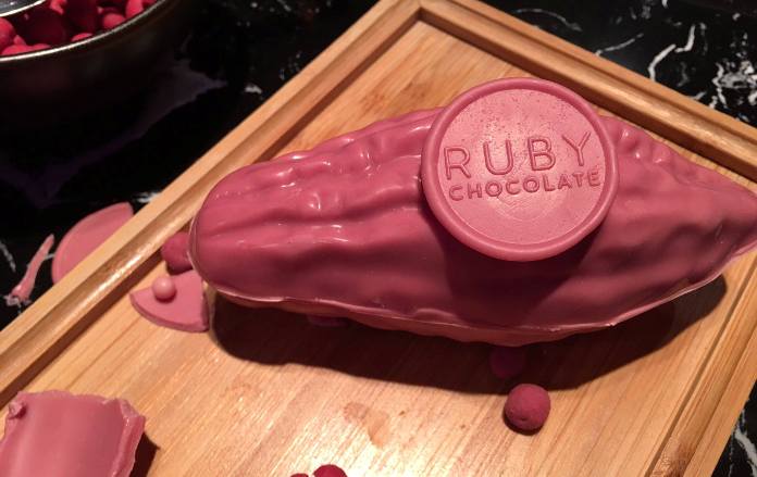 Il cioccolato rosa rivoluziona l’industria pasticciera svizzera. E Verbania