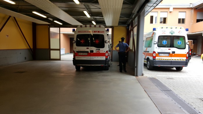 Traumi a capo e petto, muore in ospedale. Caduta o pestaggio? Indagini anche sui medici