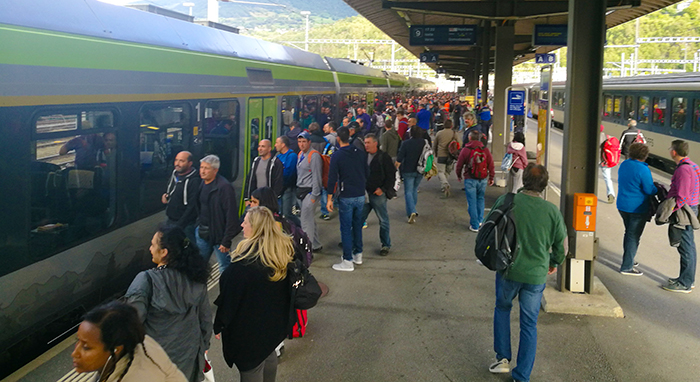 Pochi posti sui treni Bls: collutazione tra bigliettaio e un passeggero. Petizione dei frontalieri