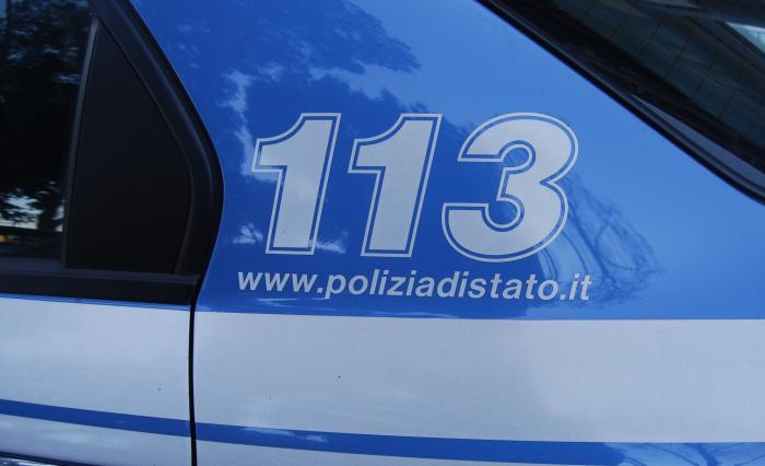 Venditore di occhiali contraffatti bengalese fornisce false generalità alla polizia