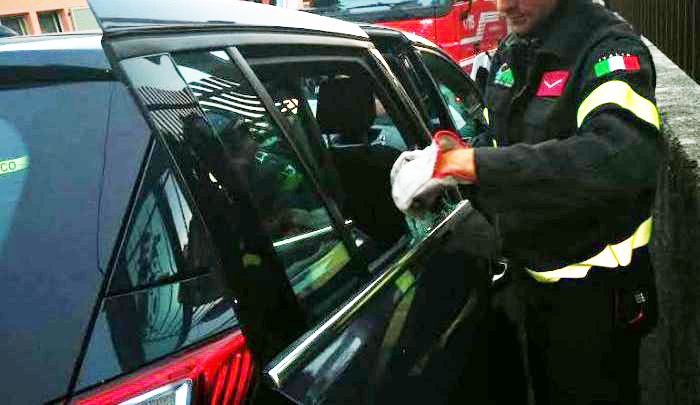 Il bambino rimasto chiuso nell’auto salvato dai vigili del fuoco