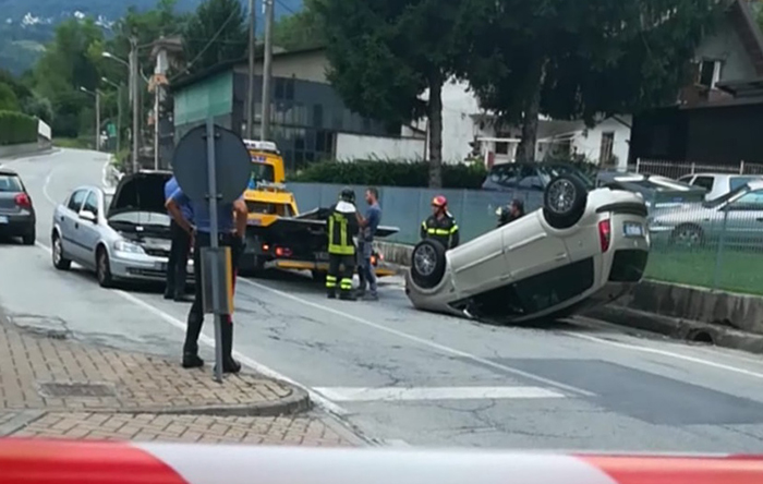 Auto si cappotta al semaforo di Caddo, passeggeri portati al Dea