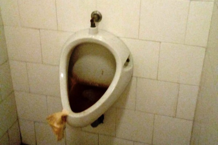 Sporchi e mal tenuti: i bagni pubblici di Intra brutto biglietto da visita per la città