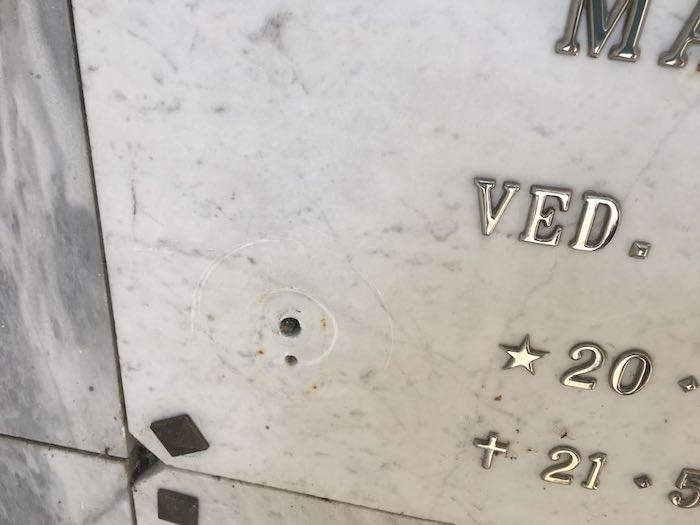 Continuano i danneggiamenti al cimitero di Domo