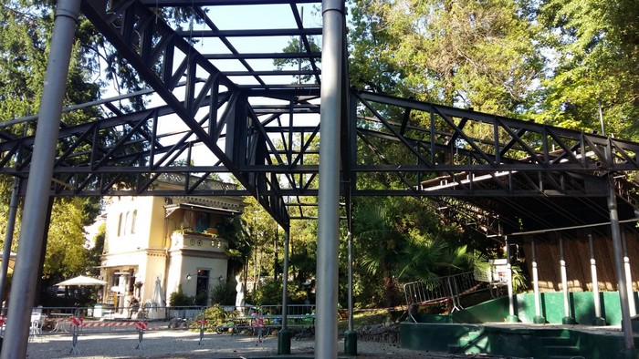 Iniziata la demolizione del gazebo pericolante (foto)