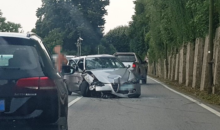 Auto perde il controllo e finisce contro un muro sulla statale