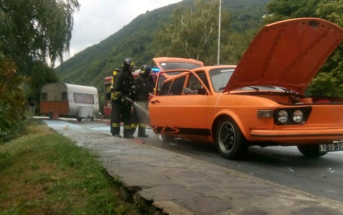 Auto in fiamme a Cannobio, turisti salvi (foto)