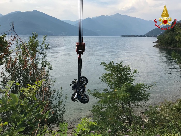 Motociclista svizzero si scontra con un’auto e la moto finisce nel lago (foto)