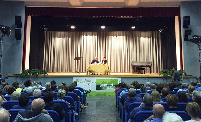 La pioggia non rovina la serata di Sentieri e pensieri, applausi al teatro comunale per Paolo Hendel