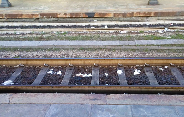 Escrementi umani sui binari della stazione domese
