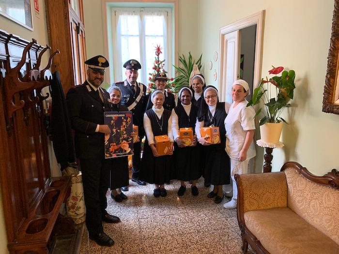 I Carabinieri di Stresa portano auguri e doni agli anziani della casa di riposo