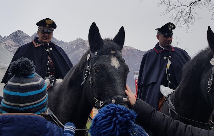 I Carabinieri a cavallo tornano alla Grotta di Babbo Natale: appuntamento sabato e domenica