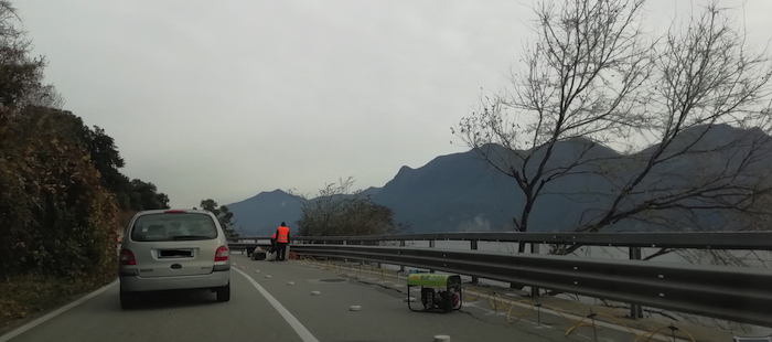 Ss 34: impresa al lavoro sulla vecchia crepa apertasi dopo la Canottieri
