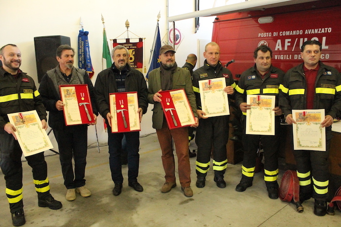 I vigili del fuoco festeggiano la patrona tra Tricolore, medaglia d'oro ed encomi