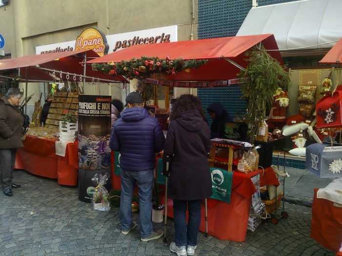 La "Tenda di Natale" AVSI torna ai mercatini natalizi di Domodssola 