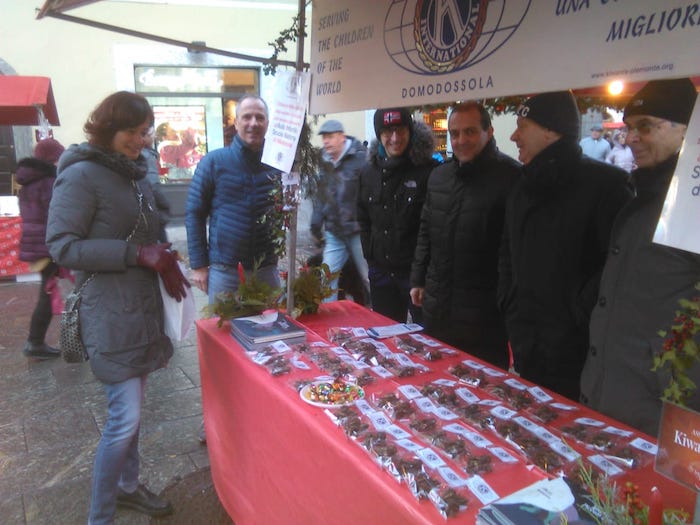 Anche gli angioletti di cioccolato del Kiwanis club ai mercatini domesi