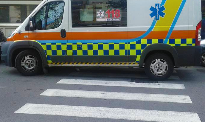 Anziana investita mentre attraversa sulle strisce sulla provinciale: “Servono luci e strisce visibili”