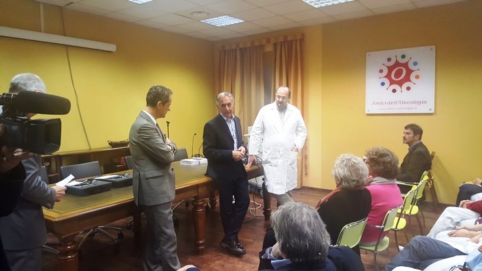 Regali di Natale con brindisi: al “Castelli” i doni sono per Oncologia e Geriatria 
