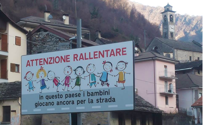  “Rallentare, in questo paese i bambini giocano ancora per la strada”, avviso amarcord a Seppiana