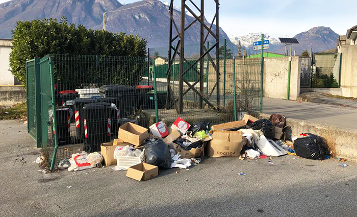 Degrado per il cumulo di rifiuti in via Nassirya