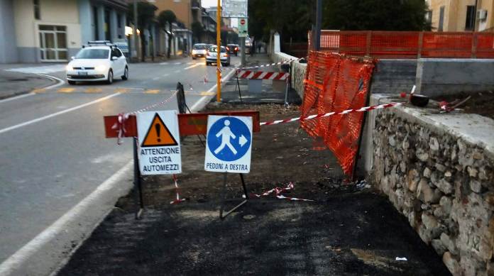 Lavori in corso, pedoni a destra: ma a destra c’è il muro