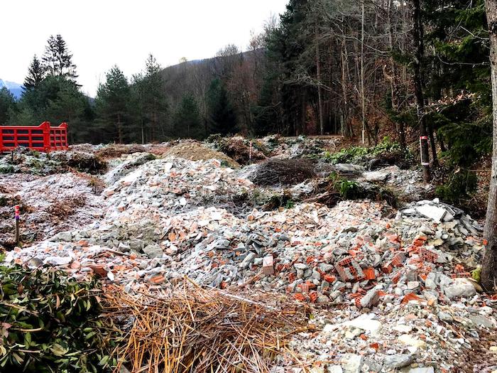 I Carabinieri sequestrano una discarica abusiva a Toceno, sei denunciati - Foto