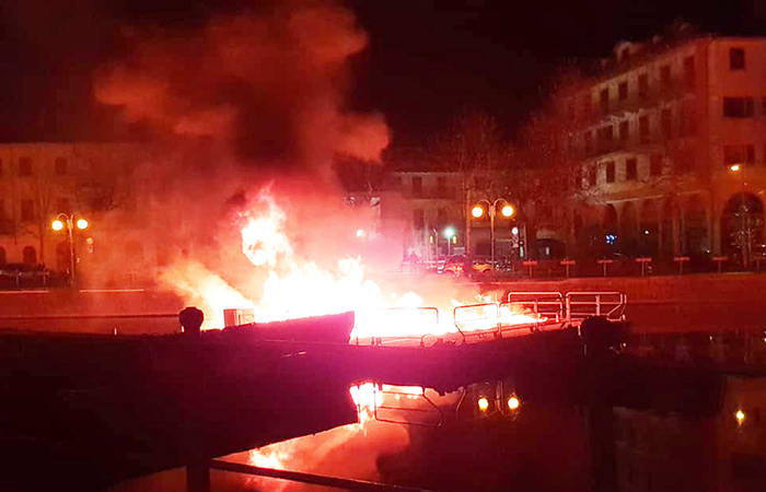 Capodanno in fiamme ad Omegna, dopo la mezzanotte brucia la zattera nel lago. Foto